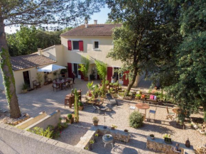 Отель Villa Les Jardins d'Holi  Ним